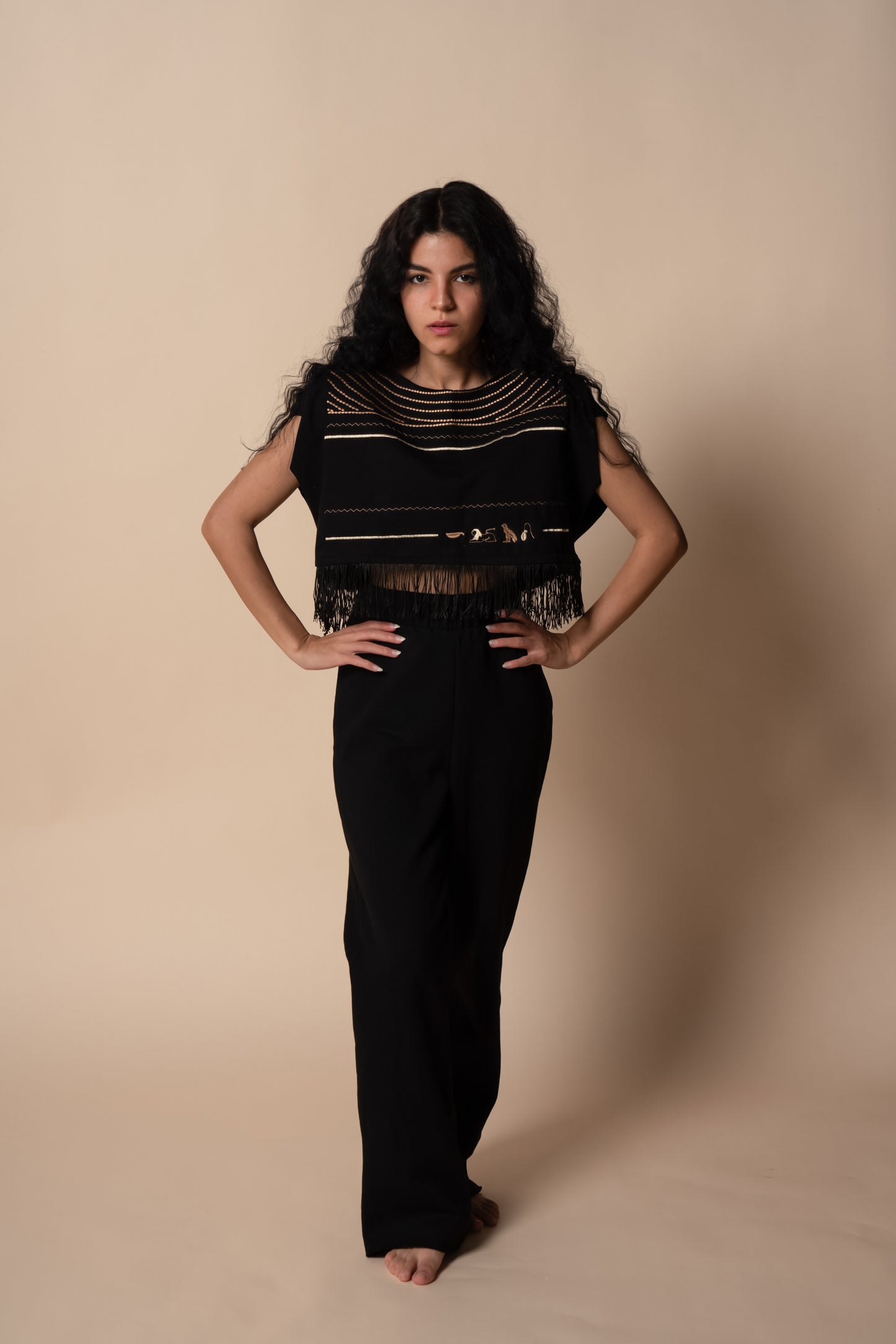 Collier Sacré Cropped T-shirt in Black