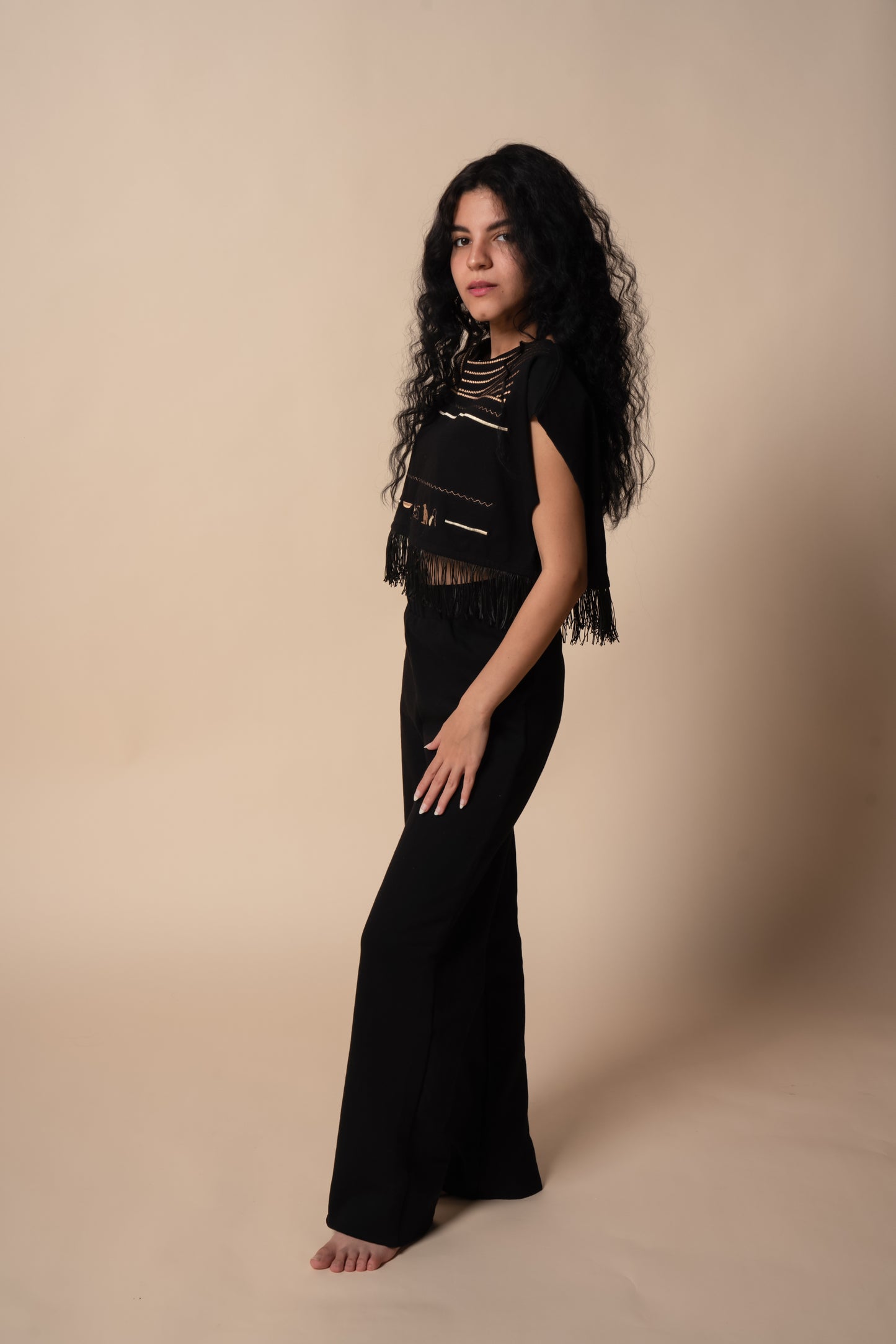 Collier Sacré Cropped T-shirt in Black