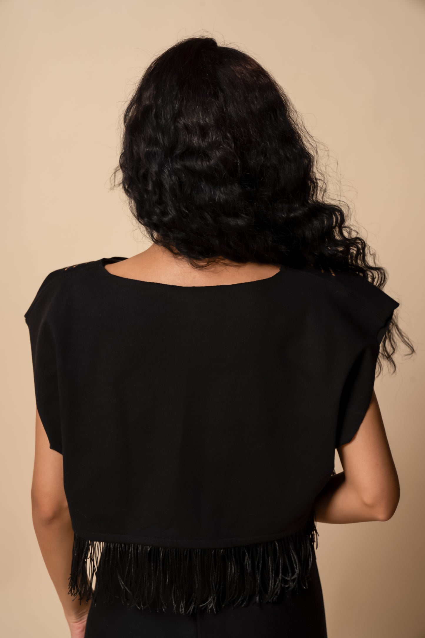 Collier Sacré Cropped T-shirt in Black