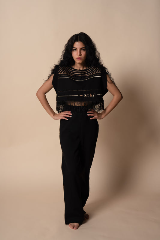 Collier Sacré Cropped T-shirt in Black
