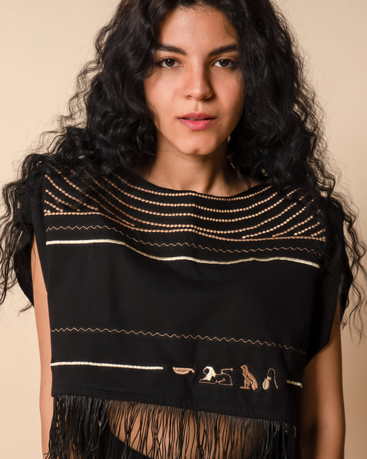 Collier Sacré Cropped T-shirt in Black